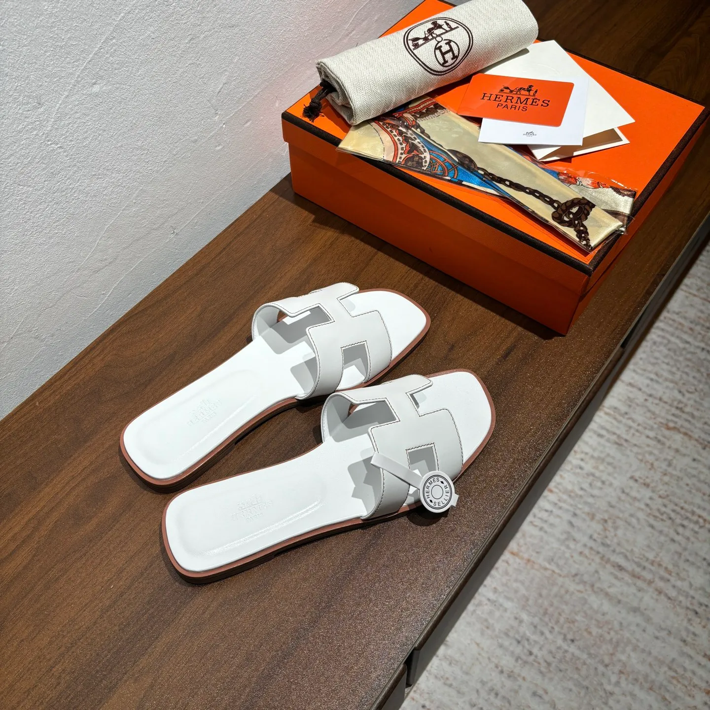 👟👟Ex-factory price 480👟👟 Brand💗: The latest color series from HERMES official website Code number💗: 35-40 full size (34 41 42 customized, non-refundable and non-exchangeable) Upper material💗: Classic plain calfskin Sole material💗: Zero-crack genuine leather mid-sole👑👑👑 Fully dyed HERMES Plain calfskin sandals, a historical representative work, the timeless classic H sandals, suitable for home and travel, this shoe is the finishing touch of your wardrobe, it looks great on the feet💃🏻💃🏻💃🏻